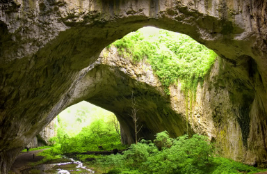 Природните чудеса на България - Крушунски водопади,  пещерите Проходна, Деветашка и Очите на бога, Троянски манастир